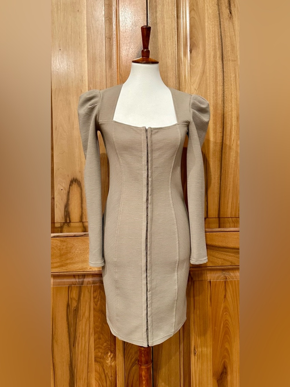 Betsey Johnson Textured Stripe/Puffed-Shoulder Hook/Eye Bodycon Minidress EUC, M